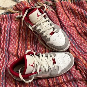 AIR JORDAN 1 LOW SE 'LIGHT SMOKE GREY GYM RED'